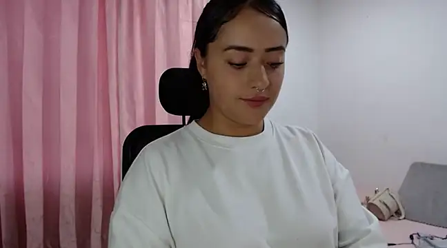 jjulietha95 online show from February 16, 2025, 10:55 pm