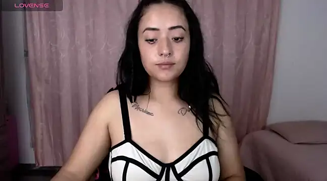 jjulietha95 online show from February 25, 2025, 7:31 am