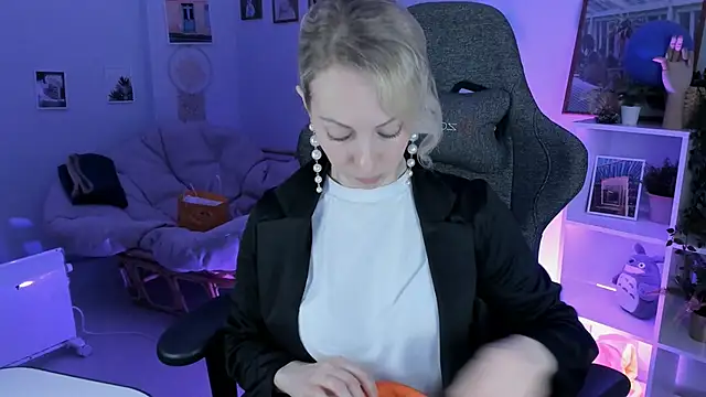 LylithSkye online show from February 6, 2025, 10:36 am