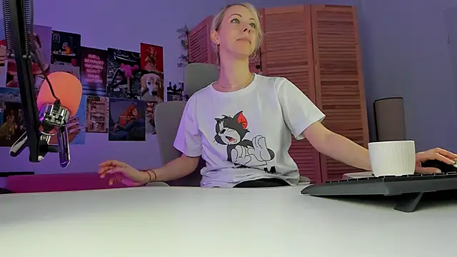 LylithSkye online show from February 27, 2025, 10:33 am