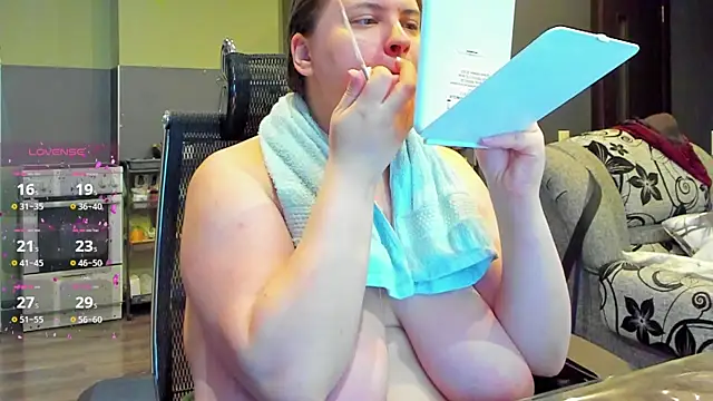 1lindsey1 online show from October 6, 2025, 5:57 pm