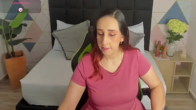 jadde13  online show from November 18, 2025, 8:23 pm