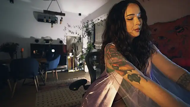 Leona Mell online show from November 1, 2025, 10:36 pm