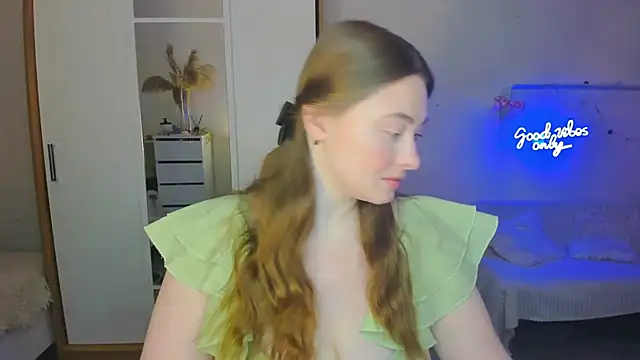 Snapshot of Demure_Smile chatting on February 8, 2025, 7:04 am Demure Smile online show from February 8, 2025, 7:04 am