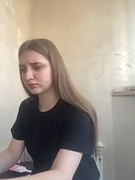 MollyDolle online show from April 18, 2026, 11:01 am