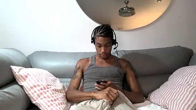 Snapshot of Skinnyblackman chatting on October 5, 2025, 2:24 am Skinnyblackman online show from October 5, 2025, 2:24 am