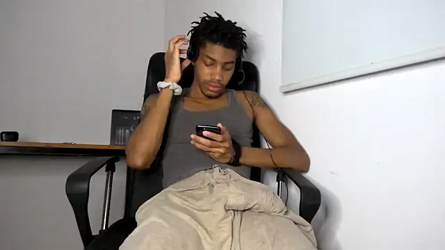 Skinnyblackman online show from May 17, 2026, 6:46 am