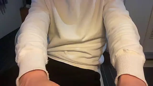 Snapshot of atom0407 chatting on December 3, 2025, 2:38 pm atom0407 online show from December 3, 2025, 2:38 pm