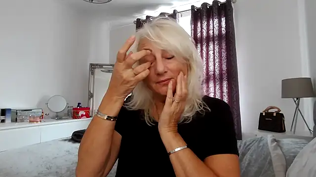 TanyaTaylor45 online show from October 31, 2025, 12:13 pm