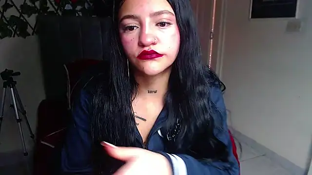 Snapshot of Violettasquirt chatting on June 2, 2026, 1:33 pm Violettasquirt online show from June 2, 2026, 1:33 pm