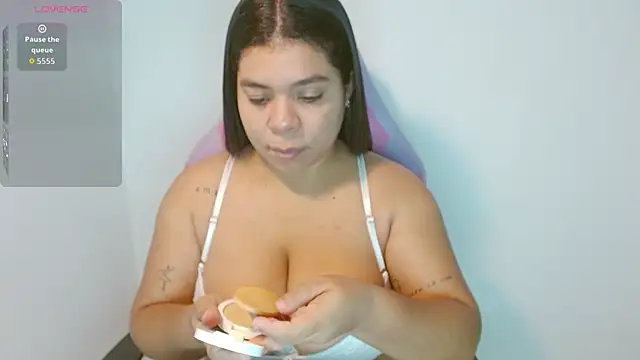 yulissa18 online show from April 11, 2026, 8:12 pm