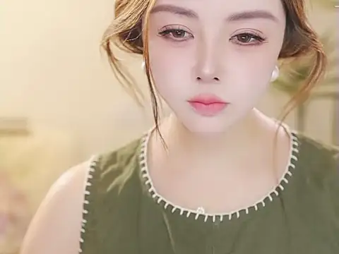Qiaoqiao  online show from May 11, 2026, 4:04 pm