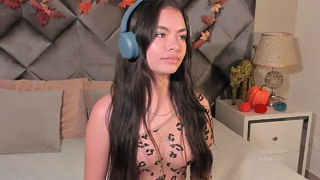 Luisa0110 online show from October 29, 2025, 7:35 pm