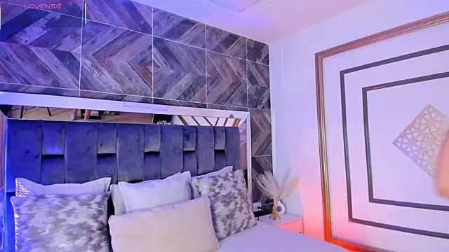 TaniaSmith1 online show from November 21, 2025, 11:15 pm