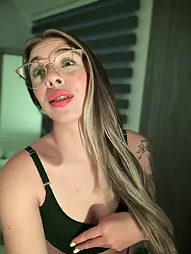 Snapshot of AmmyCollinsW chatting on March 13, 2025, 11:49 pm AmmyCollinsW online show from March 13, 2025, 11:49 pm