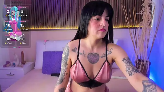 Snapshot of Liz_grey_ chatting on February 5, 2026, 8:59 pm Liz grey online show from February 5, 2026, 8:59 pm