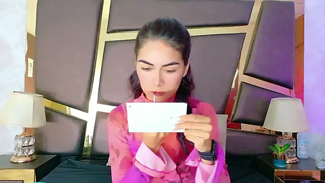 NicoleEsposito online show from October 4, 2025, 12:39 pm