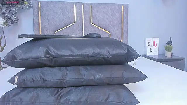 Maddyjohnsonn online show from December 6, 2024, 3:57 am