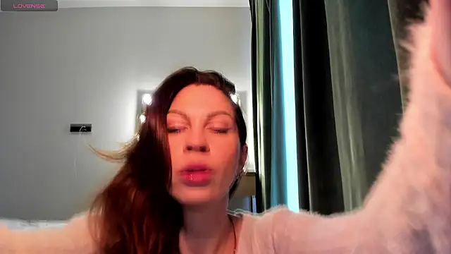 Snapshot of Selena_Rase chatting on January 18, 2026, 5:11 am Selena Rase online show from January 18, 2026, 5:11 am