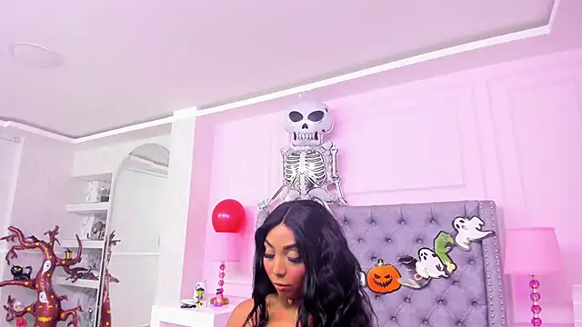 HaileeRoberts online show from October 25, 2025, 12:39 pm