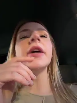 Snapshot of elegant_babe chatting on December 12, 2024, 1:17 pm elegant babe online show from December 12, 2024, 1:17 pm