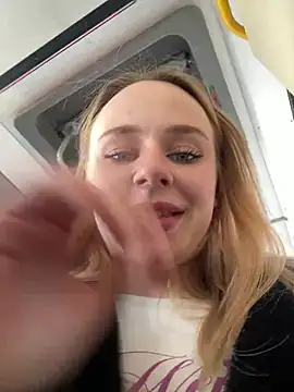 Snapshot of elegant_babe chatting on March 22, 2025, 11:21 am elegant babe online show from March 22, 2025, 11:21 am