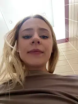 Snapshot of elegant_babe chatting on December 15, 2024, 6:15 pm elegant babe online show from December 15, 2024, 6:15 pm