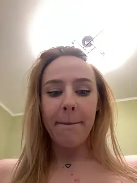 Snapshot of elegant_babe chatting on December 10, 2024, 8:27 pm elegant babe online show from December 10, 2024, 8:27 pm