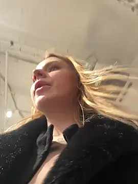 Snapshot of elegant_babe chatting on February 19, 2025, 2:33 pm elegant babe online show from February 19, 2025, 2:33 pm