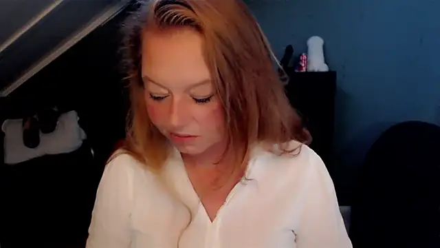 roxanna24 online show from June 1, 2026, 7:46 pm