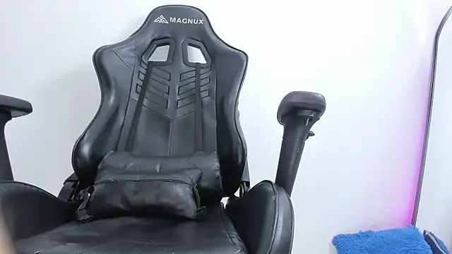 selena robertss  online show from November 15, 2025, 2:04 am