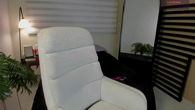 Catyloves online show from April 10, 2026, 10:06 pm