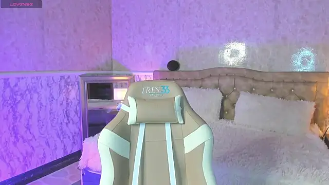 VICTORIA HOUSTON online show from October 28, 2025, 1:43 pm