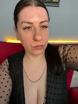 Evelinia online show from March 18, 2025, 2:06 pm