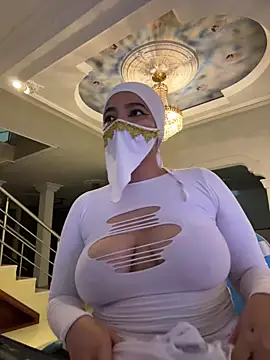 malak nanyy online show from April 12, 2026, 11:52 pm