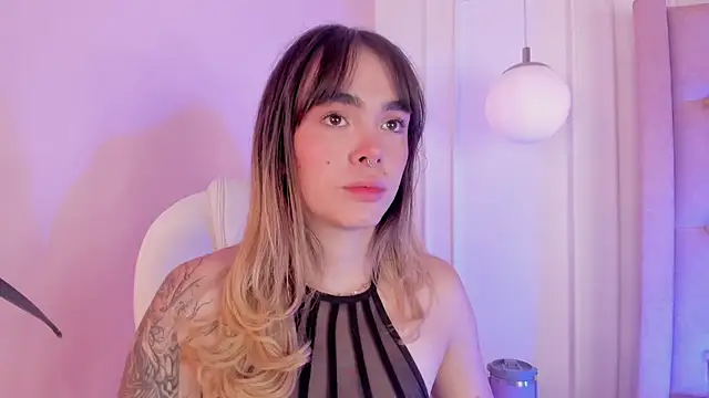 Lucy Vega online show from November 19, 2025, 4:45 am