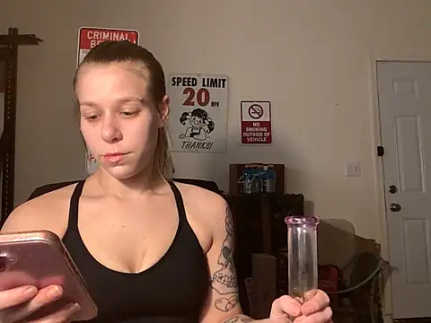 Snapshot of shesexplicit chatting on February 4, 2026, 10:05 pm shesexplicit online show from February 4, 2026, 10:05 pm