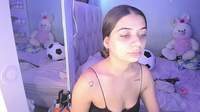 KittyKlum online show from October 14, 2025, 4:40 pm