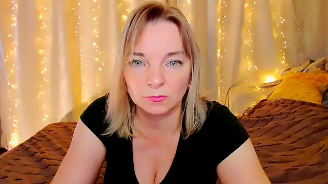 Snapshot of Regina__blue chatting on October 28, 2025, 3:55 pm Regina blue online show from October 28, 2025, 3:55 pm