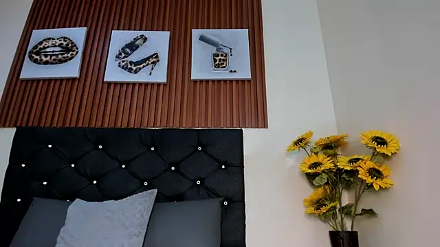 Zoe pss online show from November 18, 2025, 8:34 pm