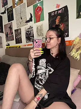 MoonAgnes online show from July 8, 2026, 4:35 am