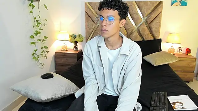 nickolas moon online show from October 29, 2025, 9:03 pm