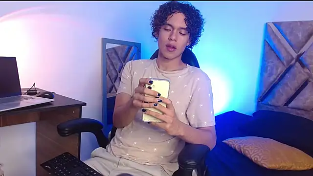 nickolas moon online show from February 26, 2025, 3:43 pm