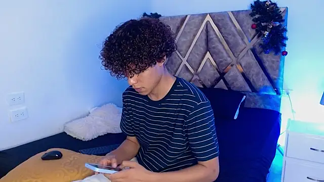 nickolas moon online show from December 25, 2024, 4:12 am