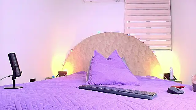 anisha x online show from December 5, 2025, 7:45 pm