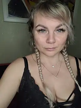 candy queeen online show from November 26, 2025, 2:55 am