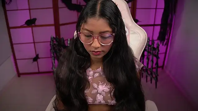 Snapshot of small_emilie chatting on November 1, 2025, 1:49 pm small emilie online show from November 1, 2025, 1:49 pm