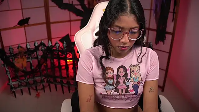 Snapshot of small_emilie chatting on October 29, 2025, 3:00 pm small emilie online show from October 29, 2025, 3:00 pm