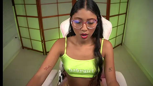 Snapshot of small_emilie chatting on November 19, 2025, 1:55 pm small emilie online show from November 19, 2025, 1:55 pm