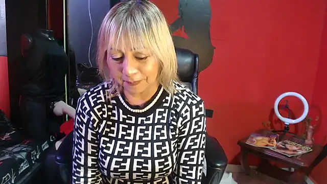 KLOE PIELL online show from November 27, 2025, 8:09 pm